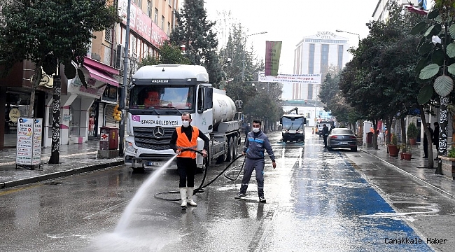 Isparta&#039;da caddeler dezenfektanlı su ile yıkandı