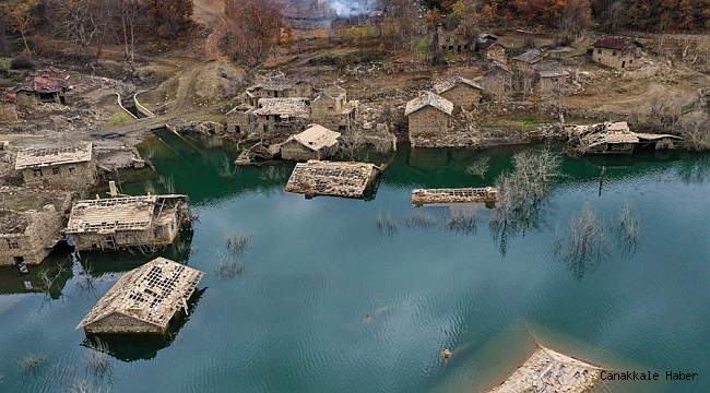 Isparta&#039;da sular altında kalan köy evlerinde seyirlik görüntüler