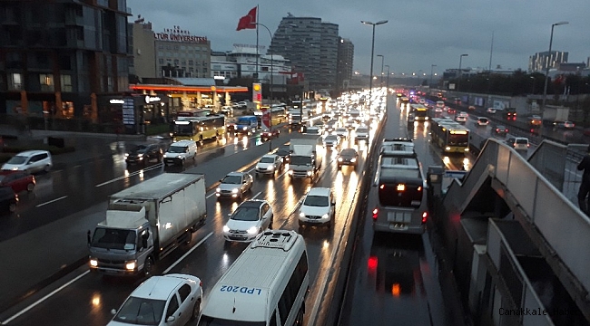 İstanbul trafiğinde sağanak yağmur yoğunluğu
