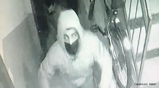 İstanbul&#039;da evi içeridekiler uyurken soyan maskeli hırsızlar kamerada