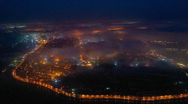 İstanbul&#039;da gece masalsı sis manzarası