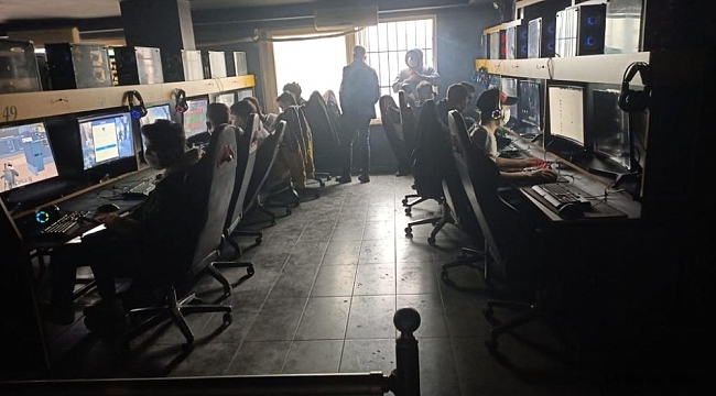 İstanbul'da kısıtlamada internet kafeye baskın kamerada