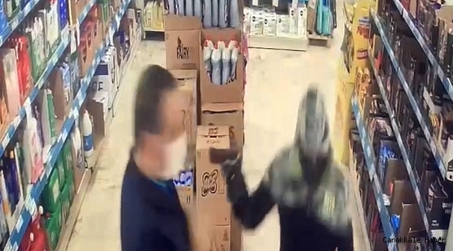 İstanbul&#039;da market çalışanının dehşeti yaşadığı soygun girişimi kamerada