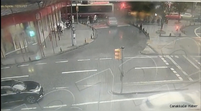 İstanbul&#039;un göbeğinde turist aileye kapkaç dehşeti kamerada