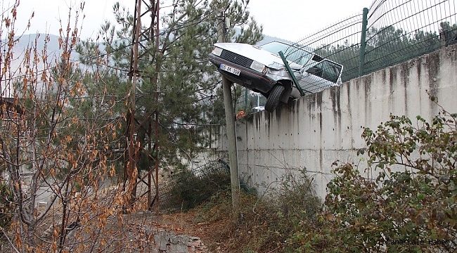 İstinat duvarından uçmaktan telefon direği kurtardı