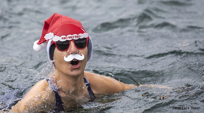 İsviçre'de Noel Baba şapkalarıyla göle atladılar