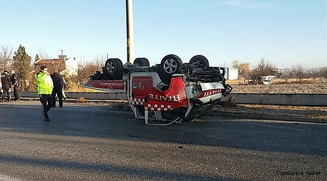 İtfaiye servis aracı devrilip ters döndü: 4 yaralı