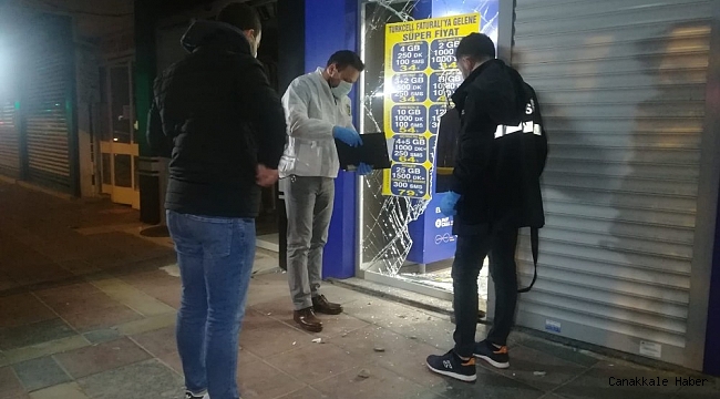 İzmir&#039;de 3 bisikletli hırsız iş yerinden 25 cep telefonu çaldı