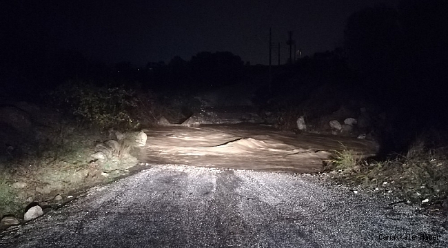 İzmir&#039;de hafif ticari araç sel sularına kapıldı: 5 kişiden 2&#039;si kayıp