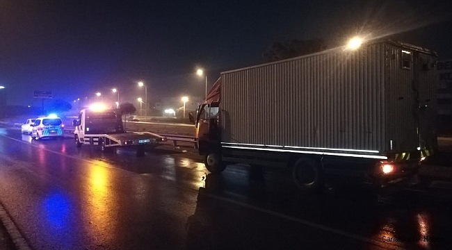 İzmir&#039;de kamyon bariyere çarptı: 1&#039;i ağır 3 yaralı