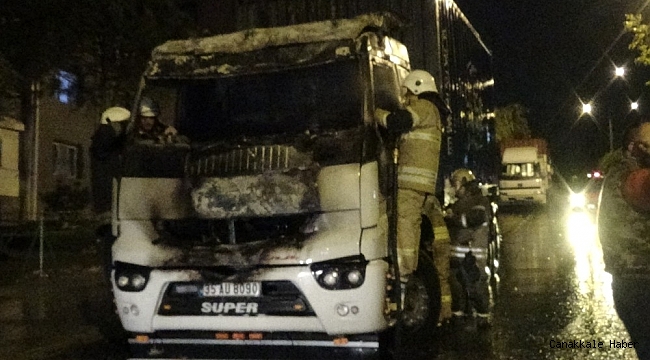 İzmir&#039;de park halindeki TIR alevlere teslim oldu