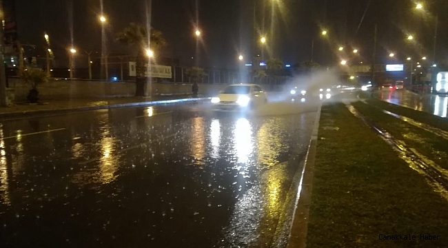 İzmir'de sağanak yağış etkili oldu