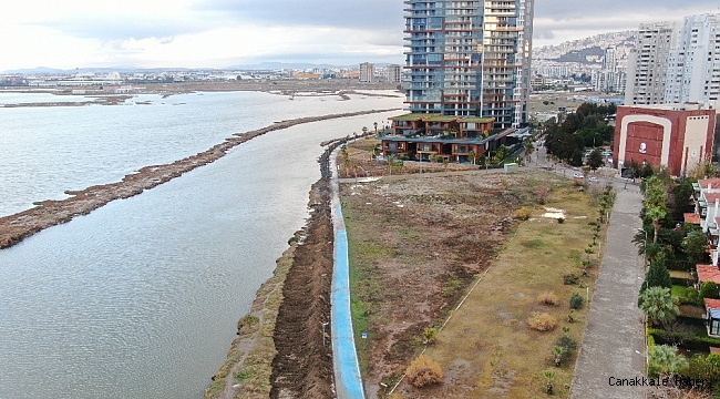 İzmir&#039;de taşkına karşı 2 kilometrelik kumdan set havadan görüntülendi