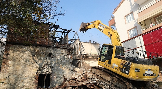İzmit&#039;te hasarlı yapıların yıkımı sürüyor