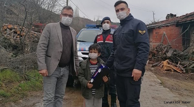 Jandarmadan çocuklara oyuncak