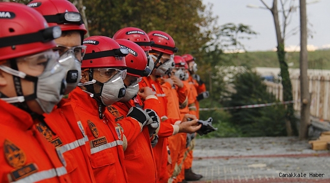 Jandarmanın İstanbul depremi tatbikatı gerçeğini aratmadı