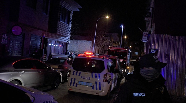 Kadıköy&#039;de park halindeki araç alev aldı, 2 kişi hayatını kaybetti