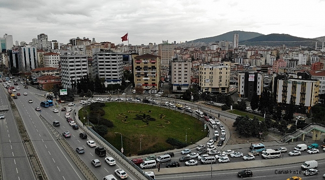 Kadıköy'de şüpheli çanta polisi alarma geçirdi: Trafik felç oldu