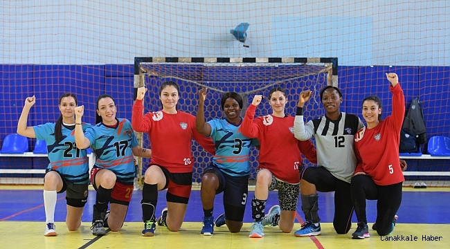 Kadın hentbolcular, ırkçılığa karşı diz çöktü