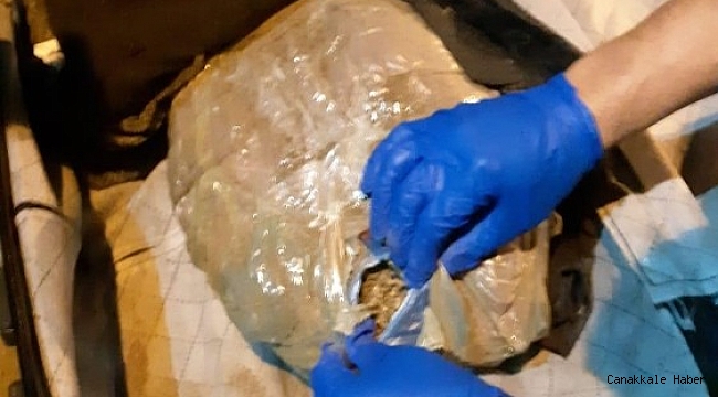 Kadın yolcunun valizinden 3 kilo 720 gram esrar çıktı