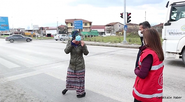 Kamerayı görünce maskeyle ağzını değil yüzünü kapattı