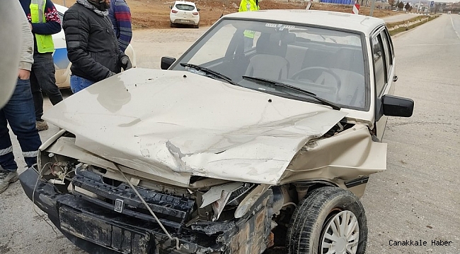 Kamyonet ile otomobil çarpıştı: 2 yaralı