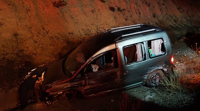 Kamyonet önünde seyreden araca çarpıp şarampolde takla attı: 1 yaralı