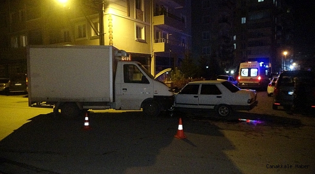 Kamyonetle otomobil kafa kafaya çarpıştı: 3 yaralı