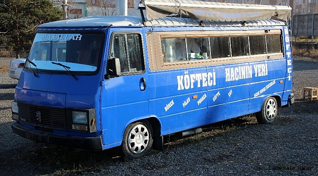 Kamyonunu sattı, karavan minibüs alıp köfteciye çevirdi