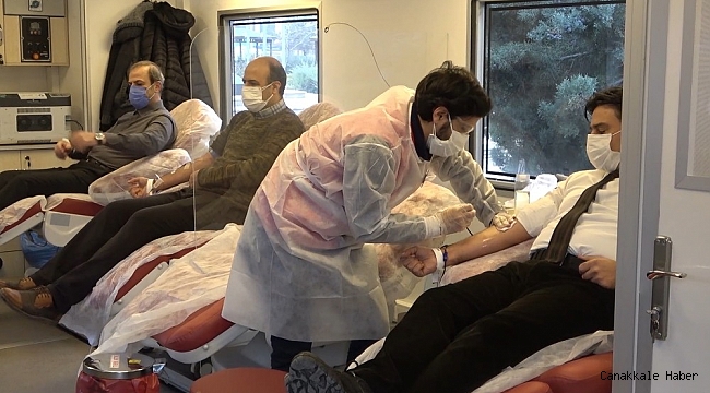 Kan stokları azalan Kızılay&#039;a, eğitim camiasından kan bağışı