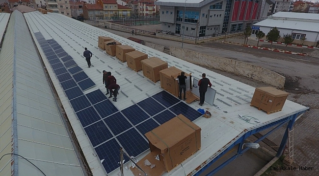 Kapalı pazaryerini güneş enerji santraline çevirdiler