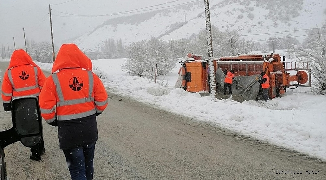 Kar temizleme çalışması yapan iş makinesi devrildi