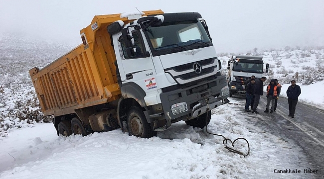 Kara saplanan kamyon kurtarıldı