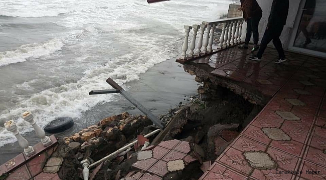 Karadeniz&#039;de oluşan dalga, turizm tesisinin duvarını yıktı