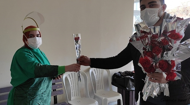 Karanfillerin üzerindeki not sağlıkçıların yüzünü güldürdü