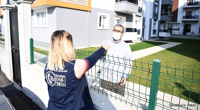 Karantinada olan ailelerin ihtiyaçları &#039;Alo Evlat&#039; ekipleri tarafından karşılanıyor