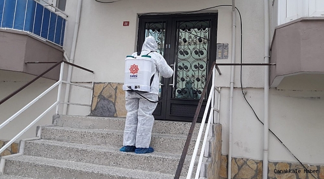 Karesi Belediyesi koronavirüs vakası görülen apartmanların ortak alanlarını ilaçlıyor