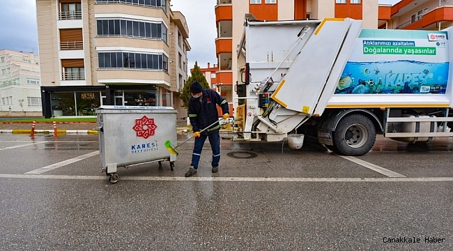 Karesi&#039;de çöp konteynırları düzenli olarak yıkanıp dezenfekte ediliyor