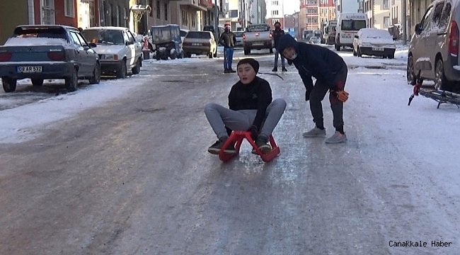 Kars&#039;ta çocukların kızak keyfi