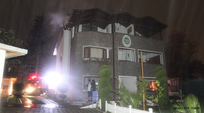 Kartepe&#039;de otelin çatısında çıkan yangın paniğe neden oldu