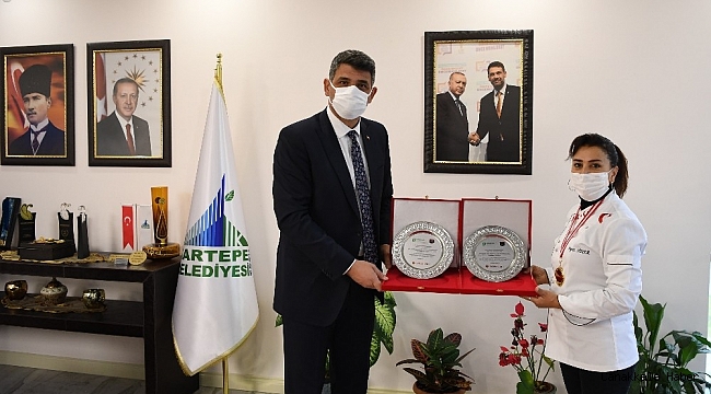 Kartepeli şef, iki birincilik birden kazandı