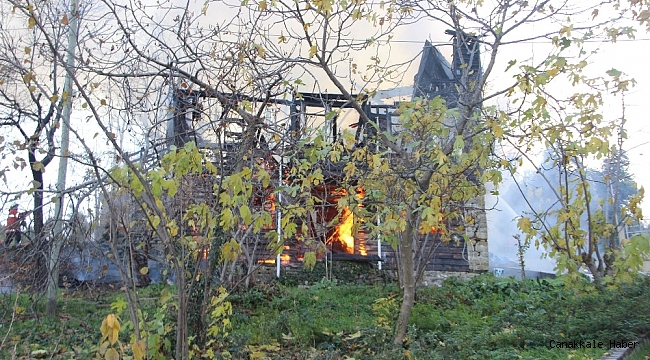 Kastamonu&#039;da 2 katlı ahşap ev yanarak kullanılamaz hale geldi