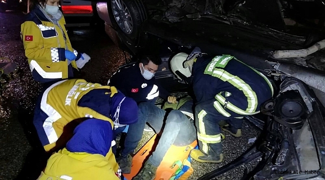 Kayganlaşan yolda bariyere çarpan otomobil takla attı: 5 yaralı