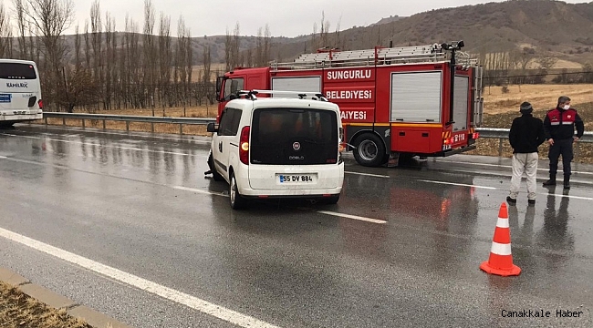 Kayganlaşan yolda hafif ticari araç takla attı: 1 yaralı