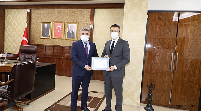 Kaymakam Alkan&#039;dan Başkan Şayir&#039;e teşekkür belgesi