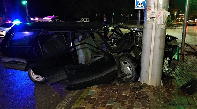 Kazada savrulup direğe çarpan otomobil hurdaya döndü: 5 yaralı