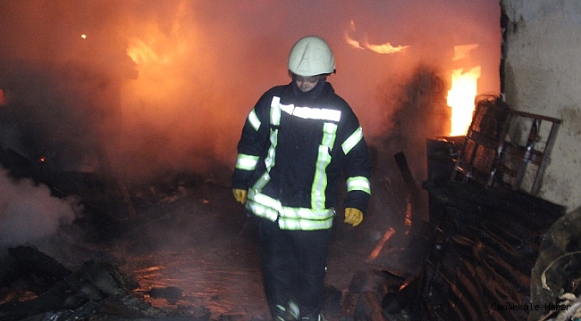 Kazan dairesinde başlayan yangında alevler eve sıçradı