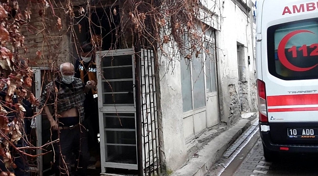 Kendini bıçakla doğrayan yaşlı adamı esnaf kurtardı