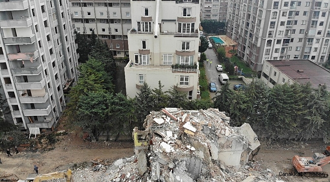 Kentsel dönüşüm için yıkılan bina, içinde insanların olduğu diğer binaya zarar verdi