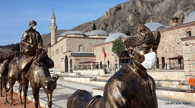 Kervancı başı heykeline &quot;maske&quot; taktılar